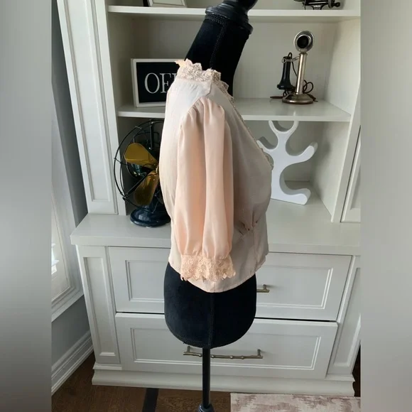 URBAN OUTFITTERS Isabella Lace Trim Satin Blouse Blush Peach Short Sleeve SZ Med - Picture 12 of 16